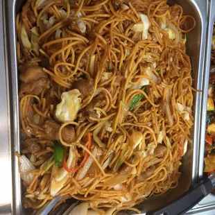  a pan of noodles with meat and vegetables