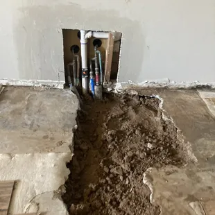 Hot and cold water lines replacement in the living room.