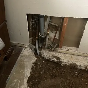 Hot and cold water lines replacement in the bathroom.