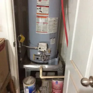 Gas hot water heater