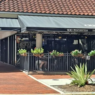 the outside of a restaurant