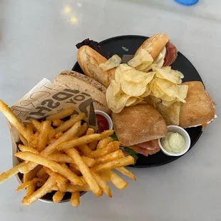 Sanduches y papas fritas