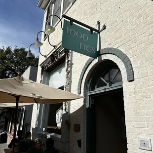 Entrance and seating outside 1000 Figs