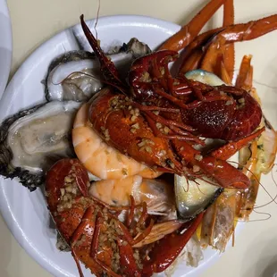 Assorted seafood (raw oysters, shrimp, and crawfish)