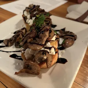 Crostini goat cheese mushroom