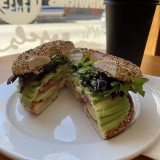 Rojo y Verde Bagel (Vegan)