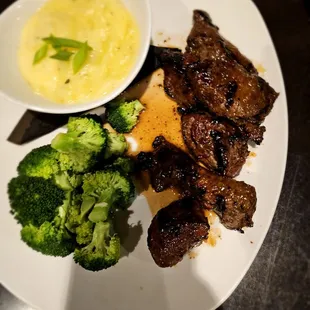 Steak tips with mashed potatoes and broccoli