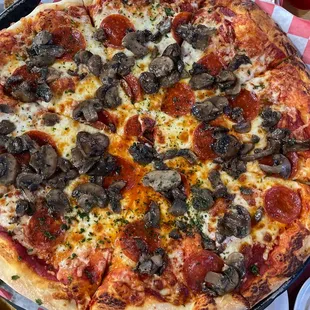 Pepperoni &amp; mushroom pizza