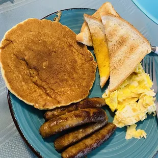 a plate of breakfast foods