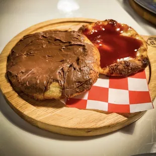 Esfiha de chocolate + Esfiha de queijo com goiabada