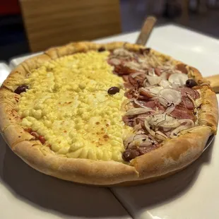 Pizza de quatro queijos + Pizza de calabresa