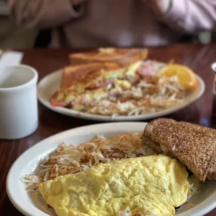 an omelet and toasted bread