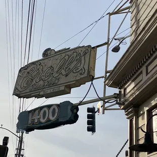 the sign for the restaurant