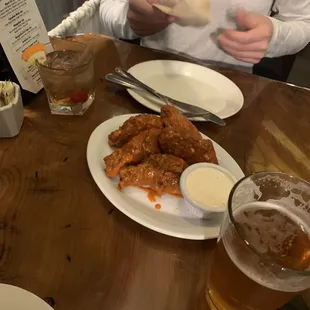Nice buffalo wings and drinks!