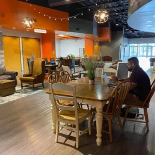 Great amount of space and so calm! Great for studying and meeting with friends!!