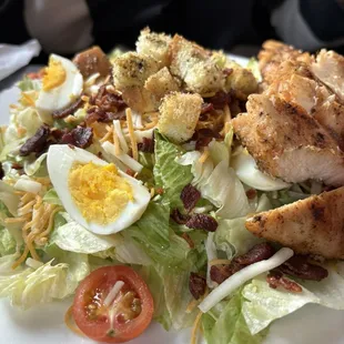Roadhouse salad with blackened chicken