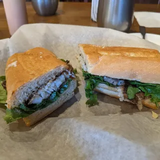 Sandwich de Pescado Rumbero con Salsa de Ajo