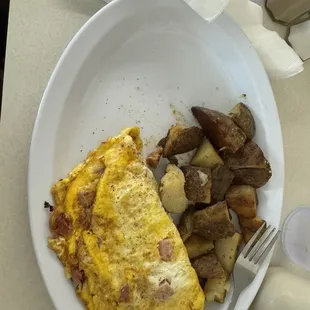 Ham and cheese omelette w home fries. Rye toast came well after I finished my food