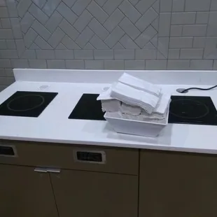 Empty and unused warmers for breakfast...