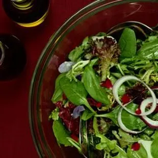 umm good, salad with oil and vinegar