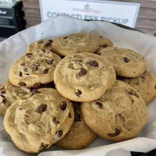 Freshly baked Chocolate Chip Cookies (IG @17thstdeli)