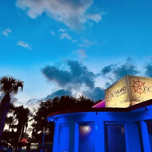 the outside of the restaurant