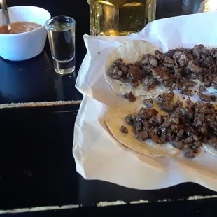 4 pack of steak tacos, sopita n a draft beer.