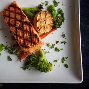 a grilled salmon and broccoli