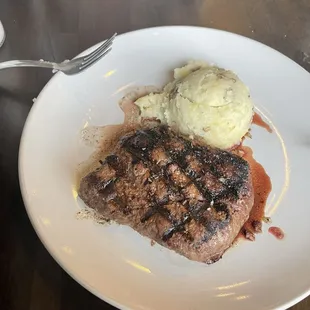 Sirloin with their home made mashed potatoes (i only had one side on here but it comes with two!)