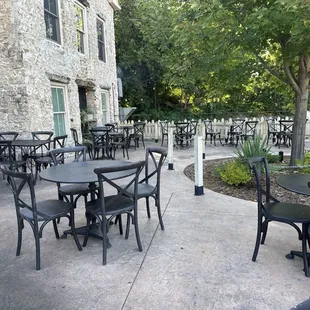 Outside dining full by the time we left