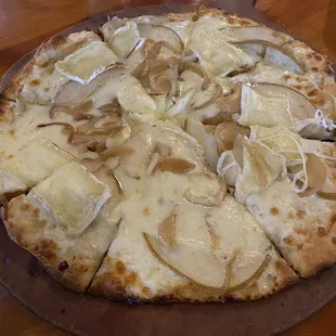 Brie and pear pizza