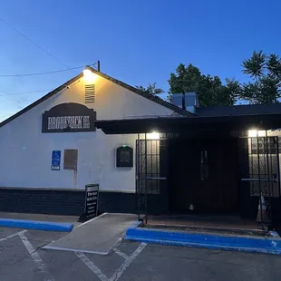 the outside of a restaurant