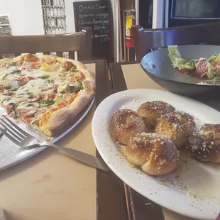 Fresh chopped Italian salad, garlic bites, Arrostiti pizza