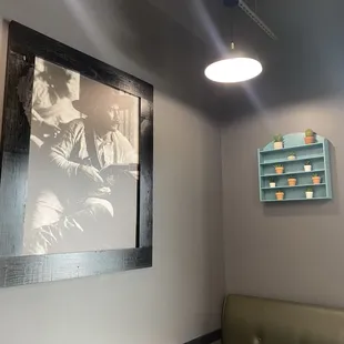 Very clean with old school photos. A classic inviting vibe.