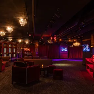 Indulge in live piano performances, burlesque dancers, and intimate magic shows at 1923 Live, our Venetian property, for a tr...