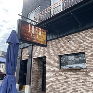 the outside of the restaurant