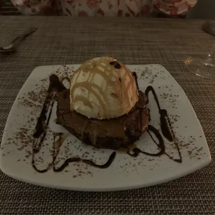 Fudge Brownie cookie with almond ice cream