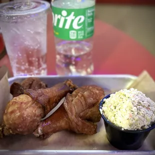 a tray of fried chicken, coleslaw, and coleslaw slaw