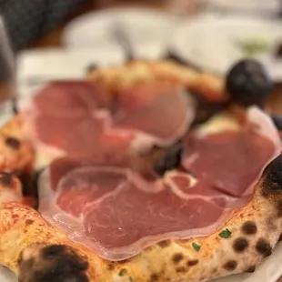 Etna Pizze with prosciutto
