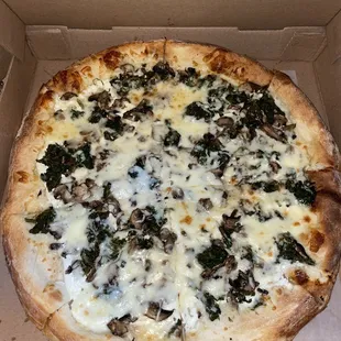 Spinach and mushroom white pizza