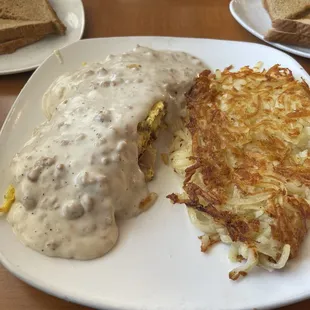 Omelette with sausage gravy and toast