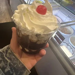 Hot fudge sundae