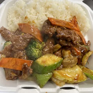 Hunan Beef with white rice.. lots of fresh vegetables and great flavor, not too spicy.