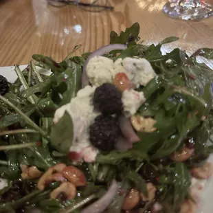 Arugula with black berries, goat cheese And a vinaigrette