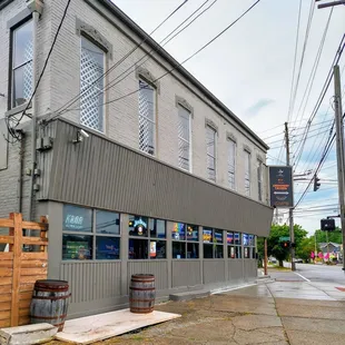 he outside of a restaurant