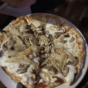 Cheese pizza, add mushroom, carmelized onion