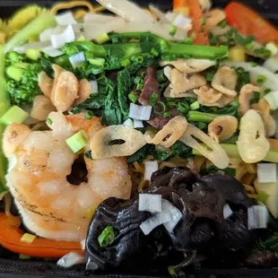 Crispy noodles with steak and prawns