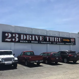 a row of cars parked in front of a building
