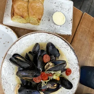 Manila Clams &amp; Greenlip Mussels + Parker rolls