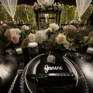 Black plates and clear chargers see the table shine !